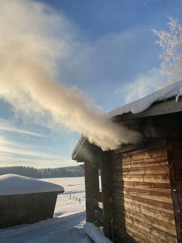 Ilorannan savusauna lämpenee talvipakkasessa