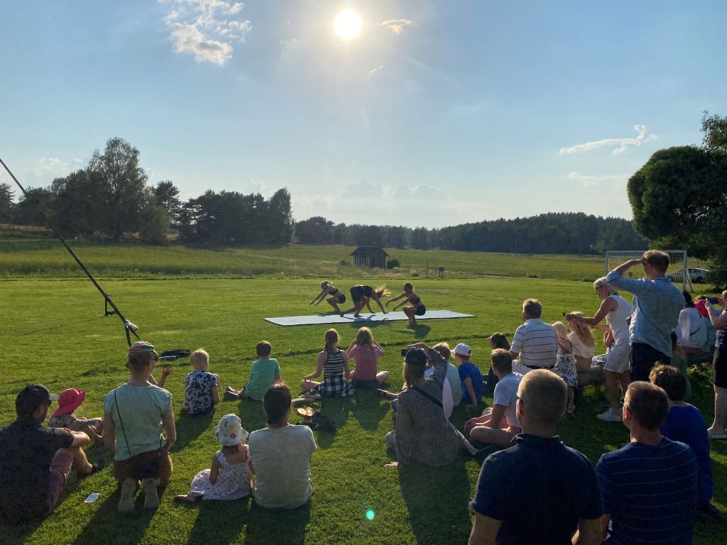 Vieraat katsomassa illan esitystä